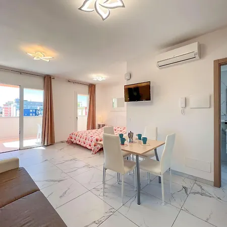 Bright Close To The Sea Апартаменти